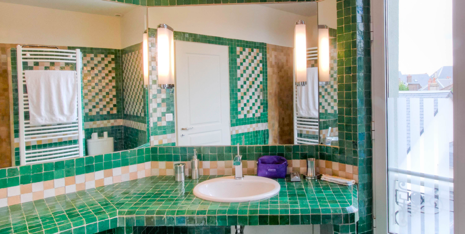 La salle de bain et mosaïque de l'Occident, maison de location saisonnière en Baie de Somme.
