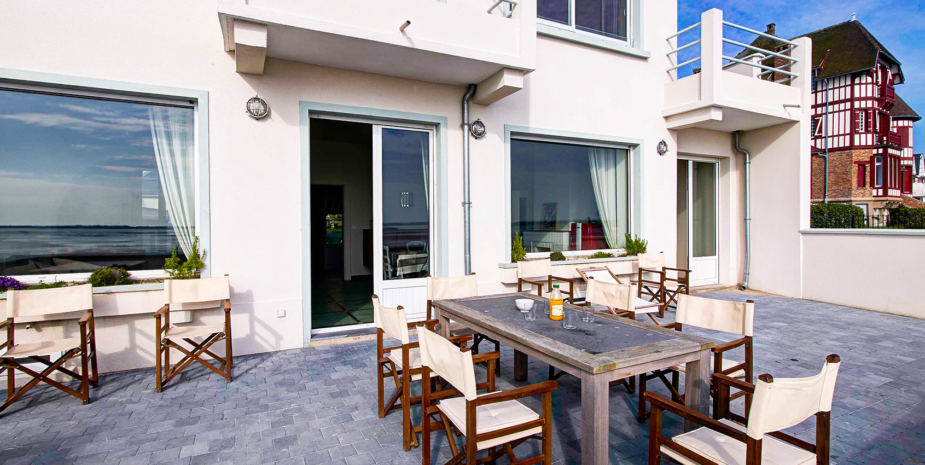 La table à manger, vue sur la mer, de la terrasse de l'Occident, maison de location saisonnière en Baie de Somme